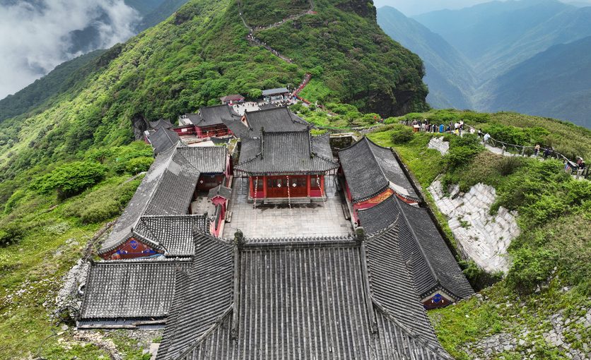 Fanjingshan Travel Guide 2025: Sacred Temples, Cloud Views & Hiking Tips