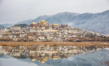 Panoramic distant view of the majestic Songzanlin Monastery complex in Shangri-La，yunnam
