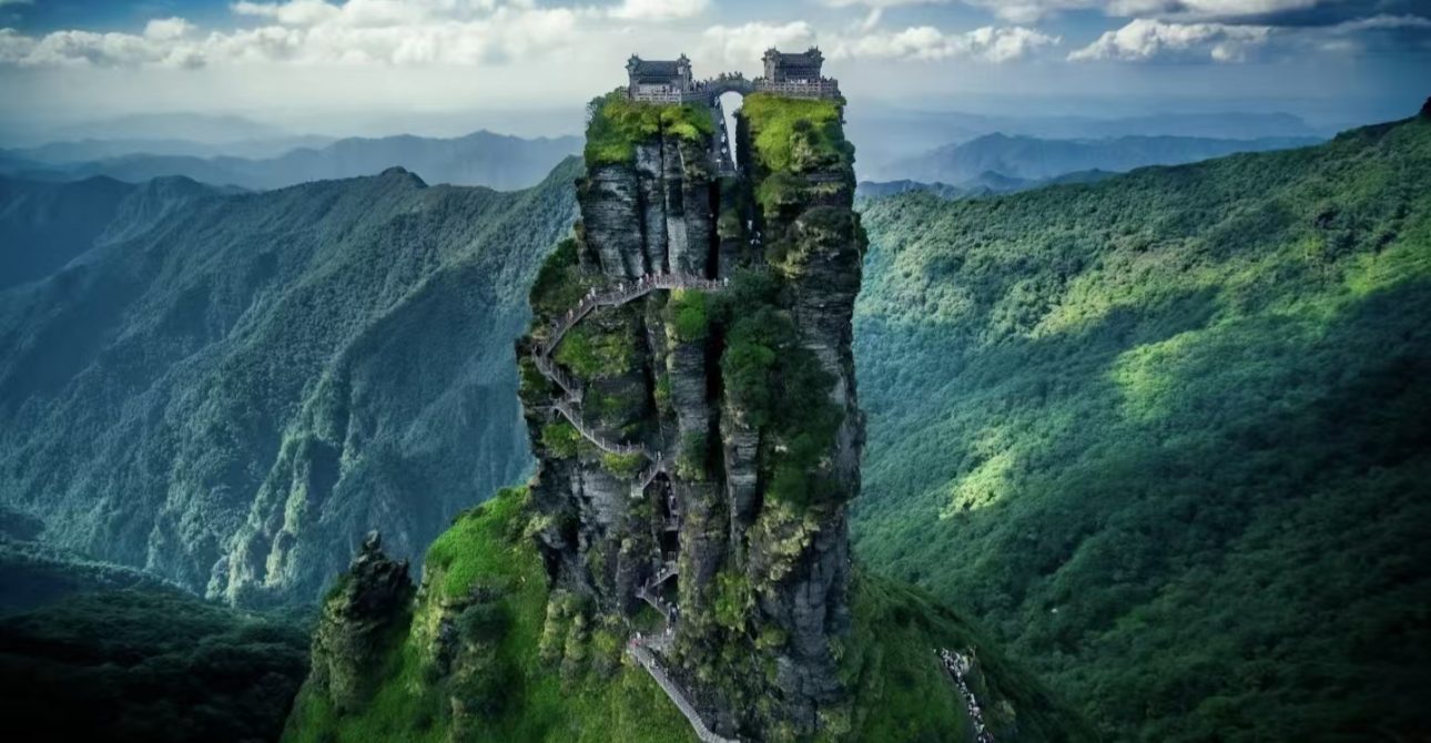 Fanjingshan Travel Guide 2025: Sacred Temples, Cloud Views & Hiking Tips