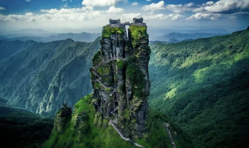Fanjingshan Travel Guide 2025: Sacred Temples, Cloud Views & Hiking Tips