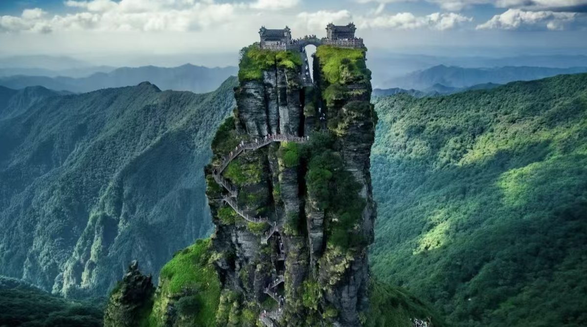 Fanjingshan Travel Guide 2025: Sacred Temples, Cloud Views & Hiking Tips