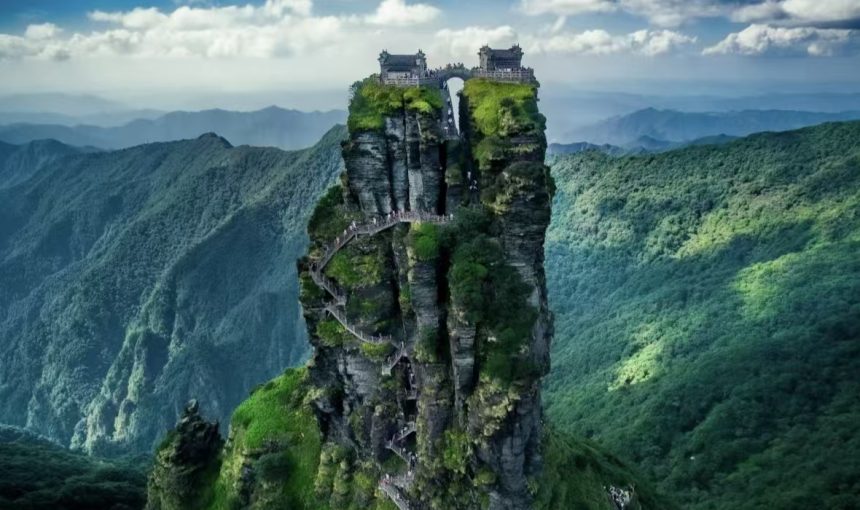 Fanjingshan Travel Guide 2025: Sacred Temples, Cloud Views & Hiking Tips