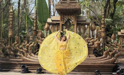 Peacock dance performance at Xishuangbanna Dai Ethnic Garden