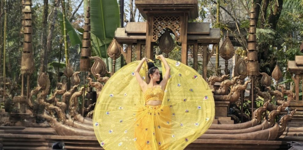 Peacock dance performance at Xishuangbanna Dai Ethnic Garden