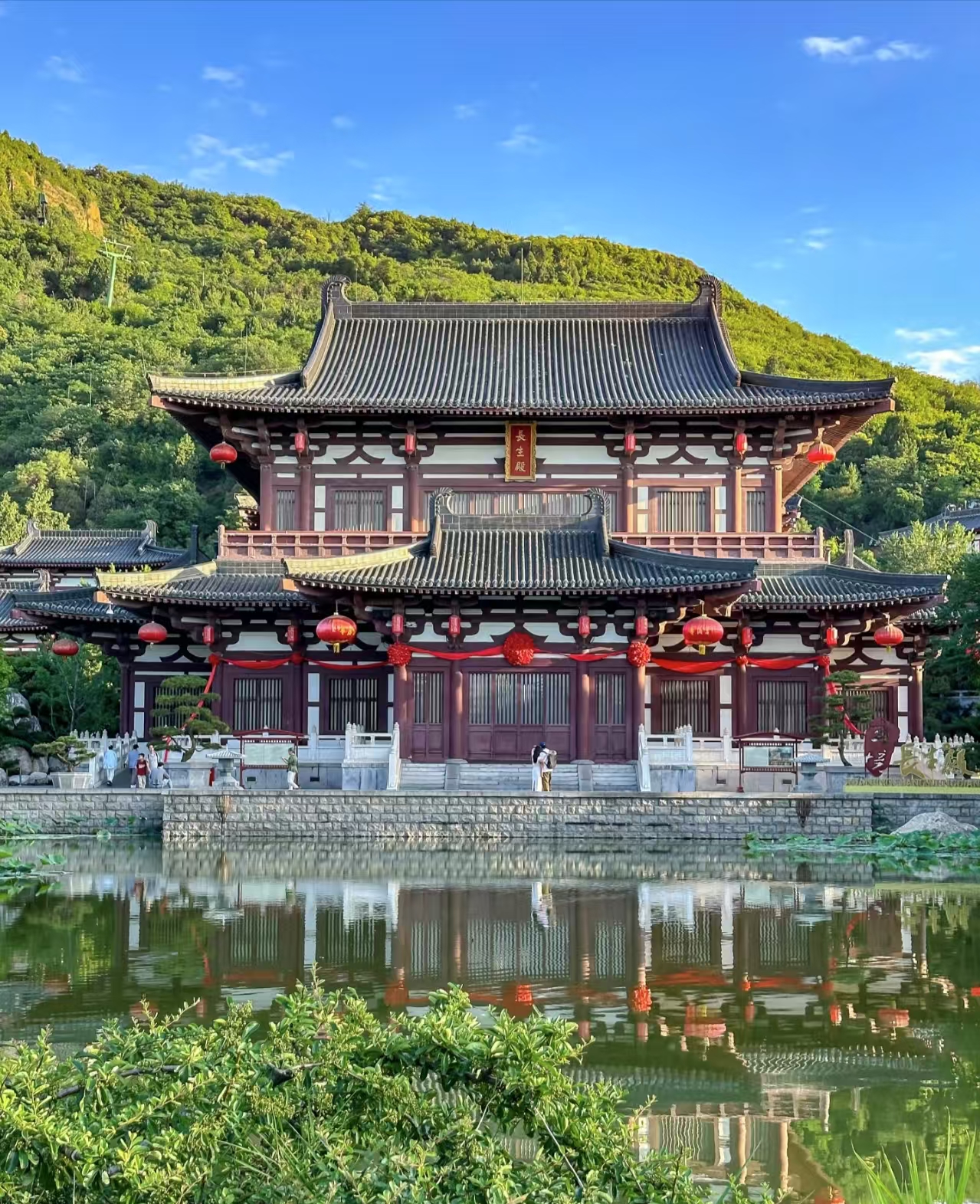 Huaqing Palace in Xi'an with historic hot spring pools and Tang Dynasty architecture