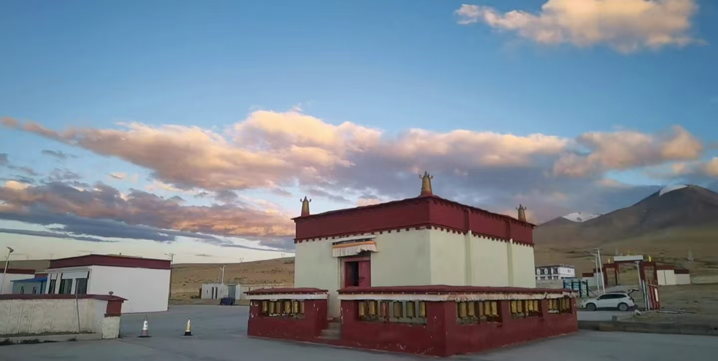 Side view of Chuguo Monastery architecture in Tibet