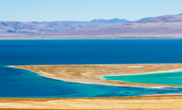 Beautiful blue water of Dangre Yong Tso Lake in Tibet