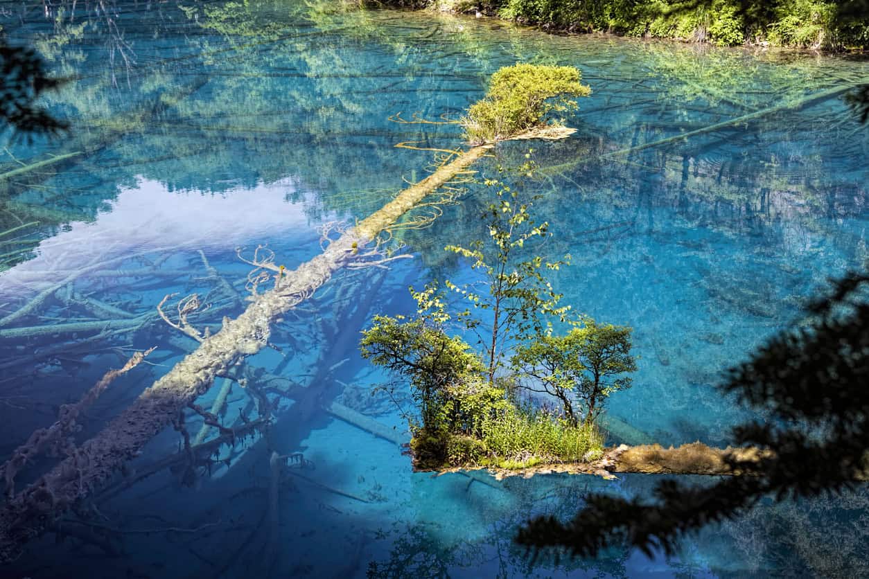 Clear emerald-green lake in Munigou Valley, known as “Little Jiuzhaigou,” located in Songpan, Sichuan, China